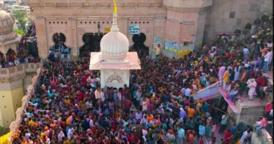 होली पर बरसाना में उमड़ी भक्तों की भीड़: